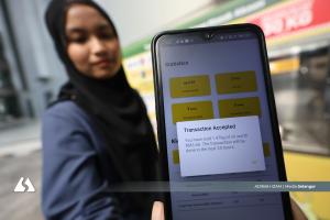 莎阿南推废油自动售货机   市民轻松换现金