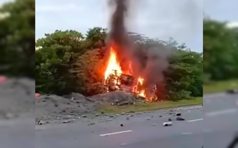 Dua individu rentung, kereta terbakar dalam kemalangan di Butterworth 