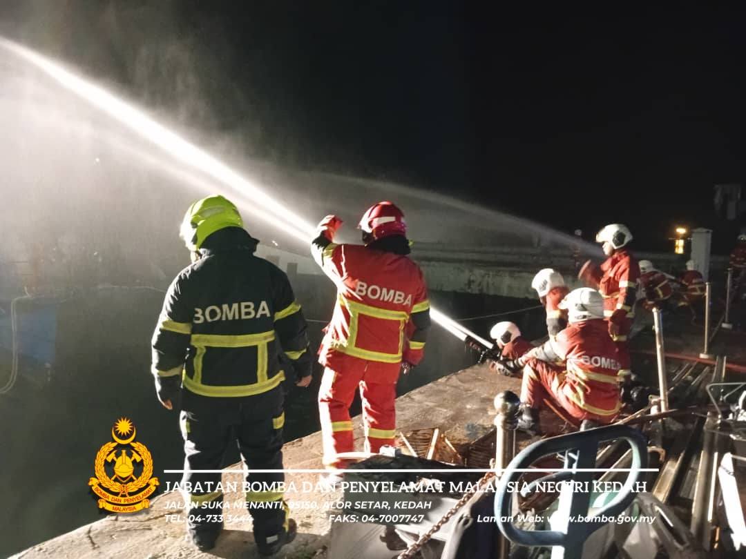 Tiga bot feri hangus dalam kebakaran di Langkawi