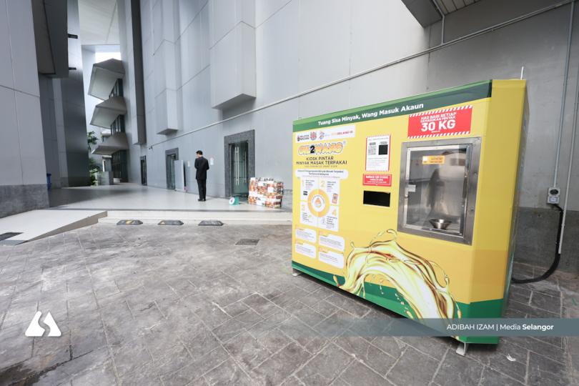 莎阿南推废油自动售货机   市民轻松换现金