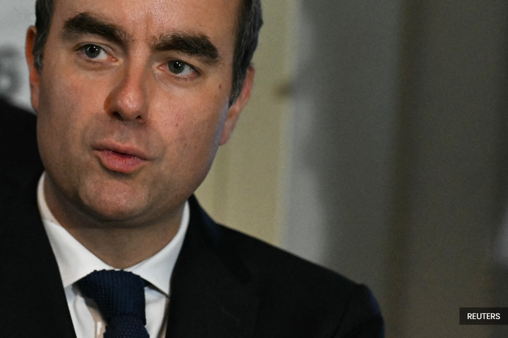 French presidency unveils new Cabinet as budget pressure intensifies