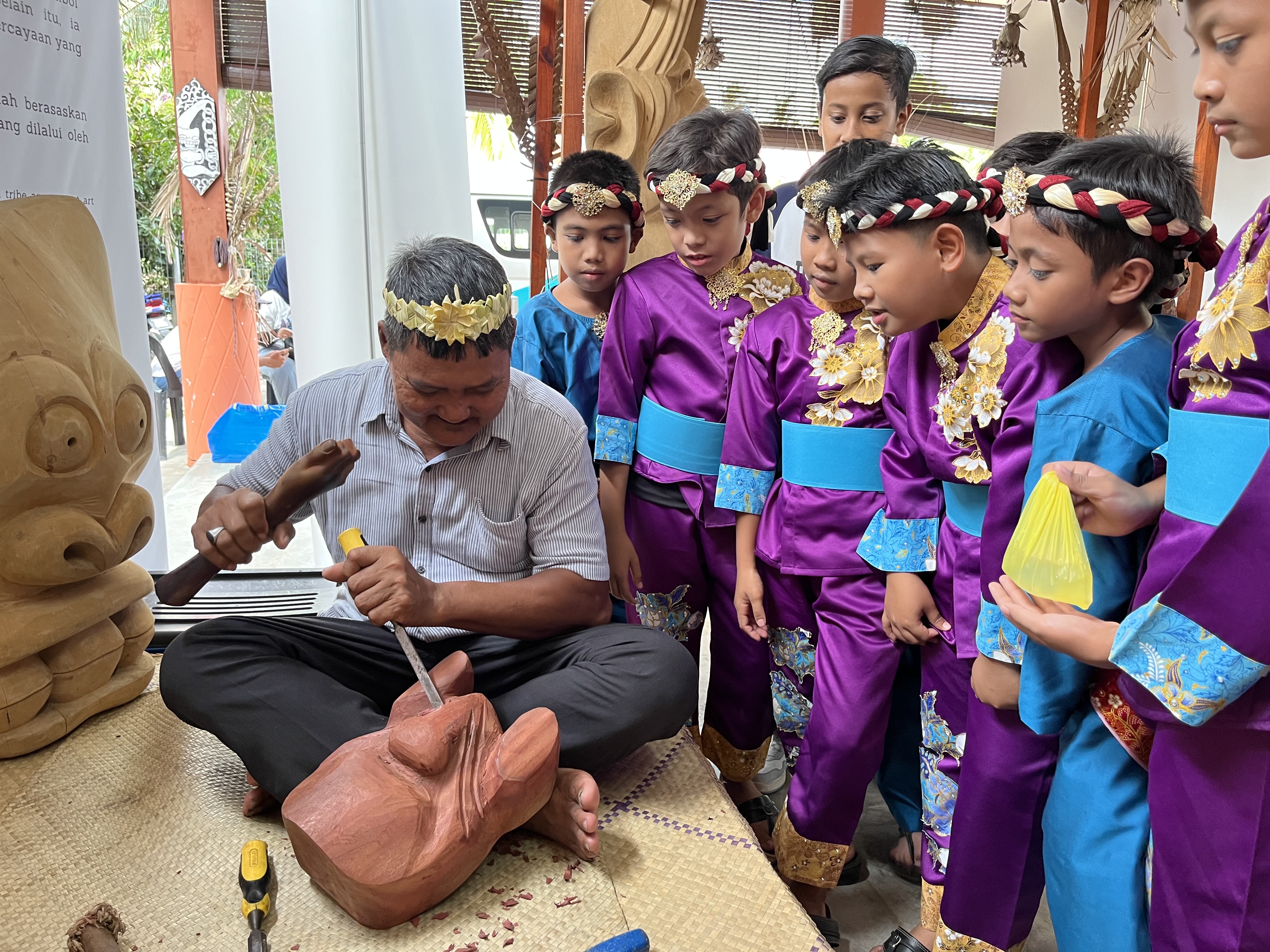 Pengukir Mahmeri terus semarak warisan seni topeng, patung kayu