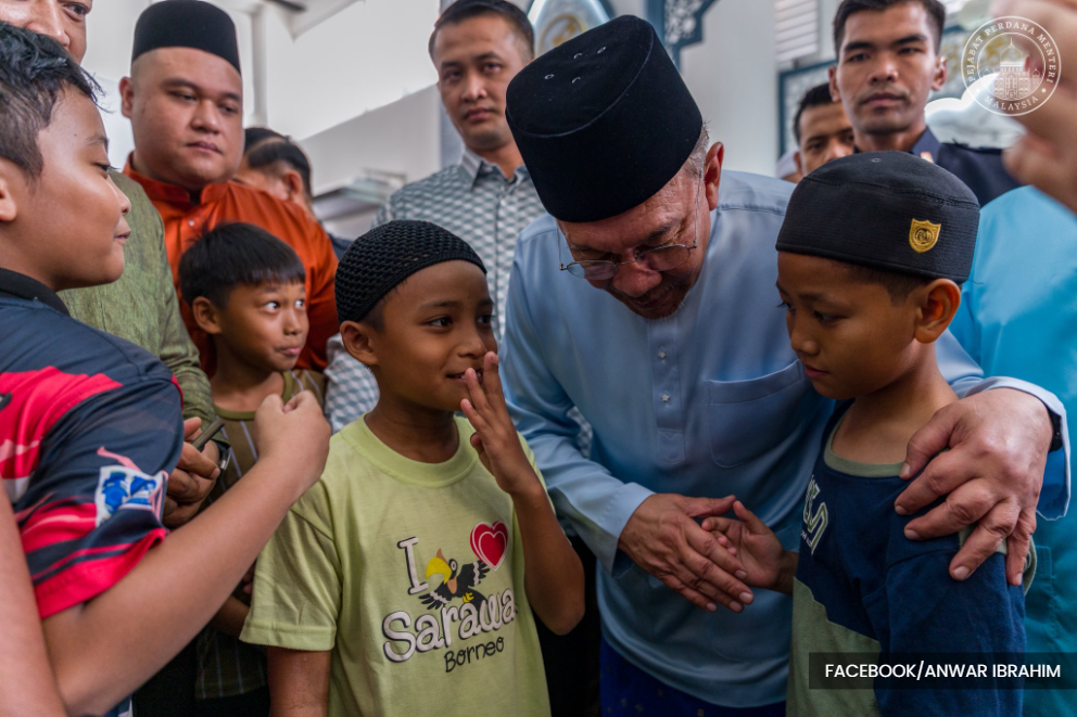 Putrajaya ponders smartphone ban for under-16 students