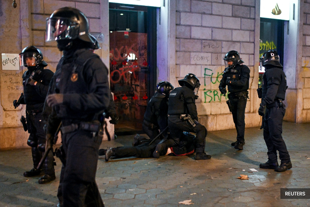 Eight arrested, 20 police hurt in clashes at Spanish Palestine march