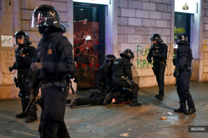 Eight arrested, 20 police hurt in clashes at Spanish Palestine march