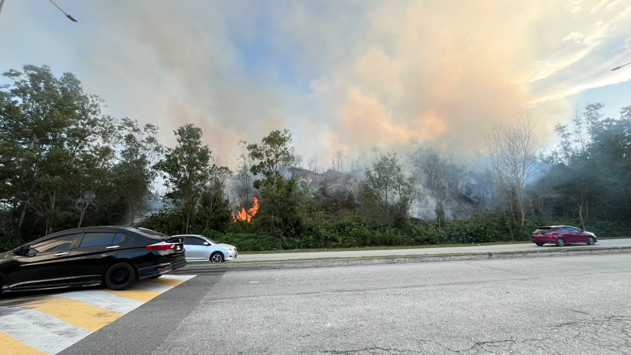 Bomba giat padam kebakaran belukar di Salak Tinggi