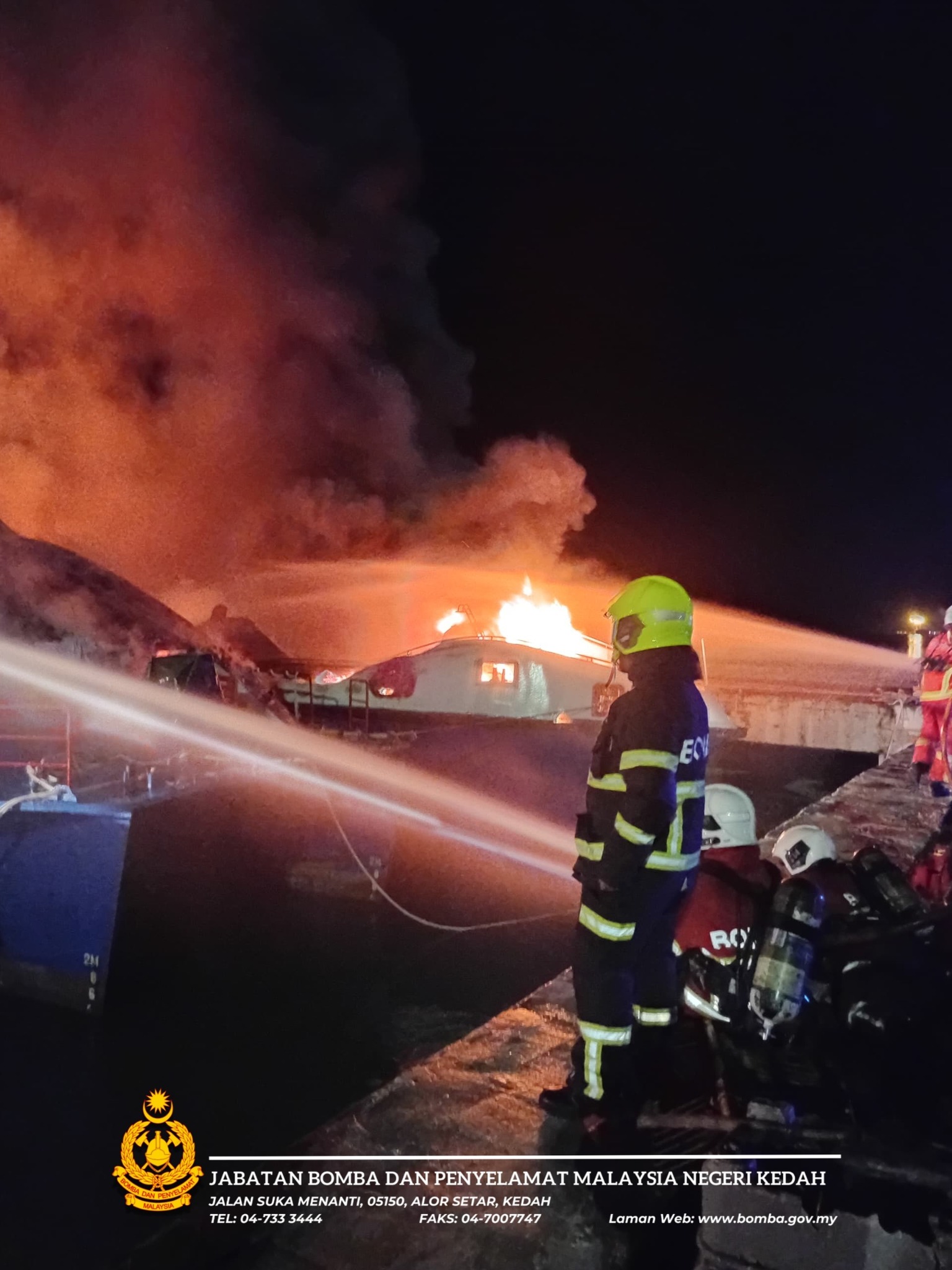 Tiga bot feri hangus dalam kebakaran di Langkawi