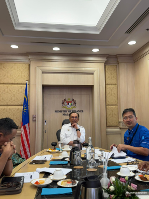 安华今日与财政团队研拟财案