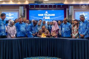 安华吁人民祈祷财案顺利提呈