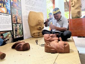 Pengukir Mahmeri terus semarak warisan seni topeng, patung kayu