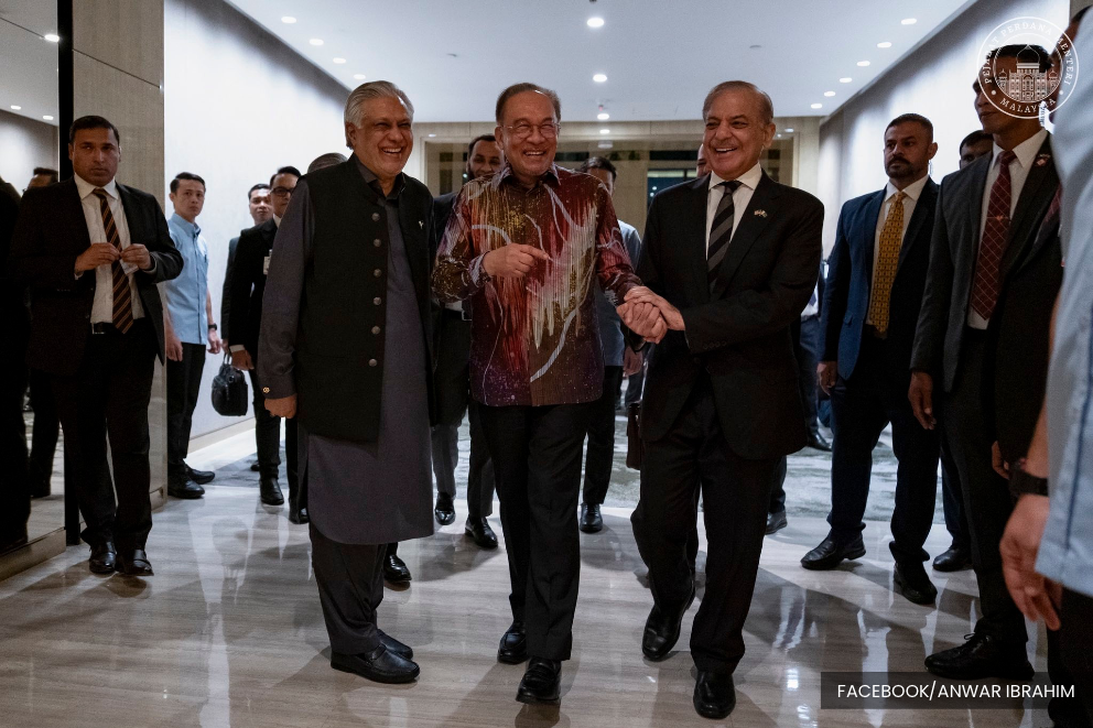 Anwar welcomes Pakistan PM Shehbaz at Perdana Putra