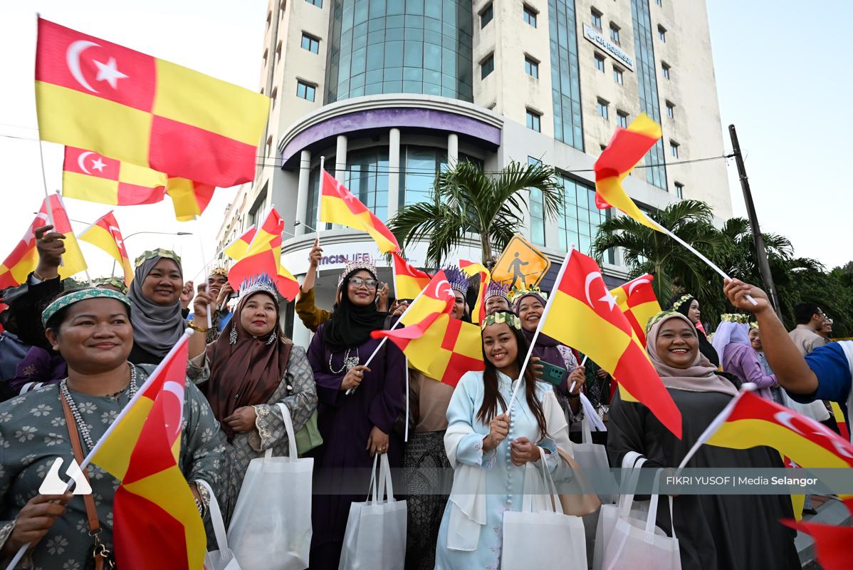 Lebih 2,000 meriahkan perarakan Istiadat Pernikahan Diraja Raja Muda Selangor