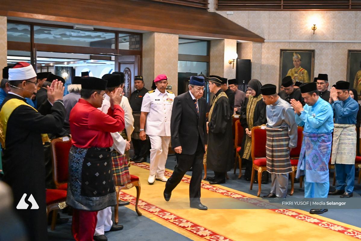 Sultan presents appointment letters for Islamic official roles