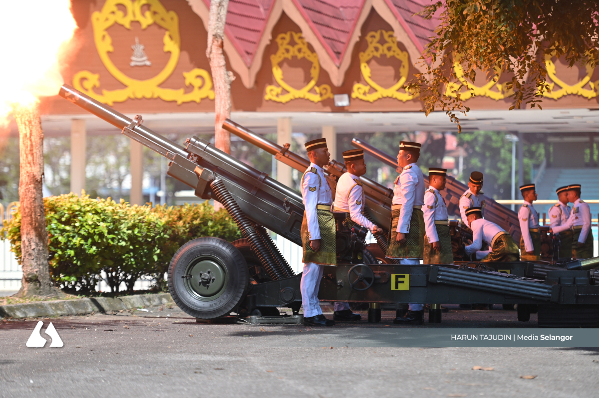 11 das tembakan meriam simbolik Istiadat Pernikahan Diraja Tengku Amir Shah
