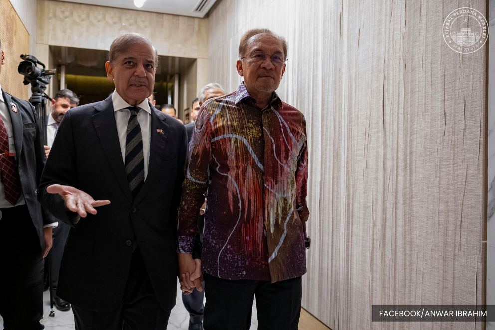 Anwar welcomes Pakistan PM Shehbaz at Perdana Putra