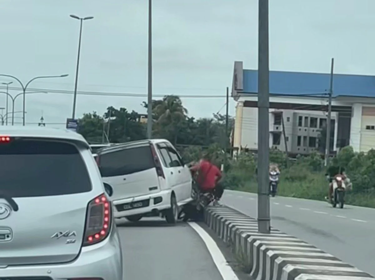 Polis tahan lelaki pandu melulu, rempuh motosikal, kereta