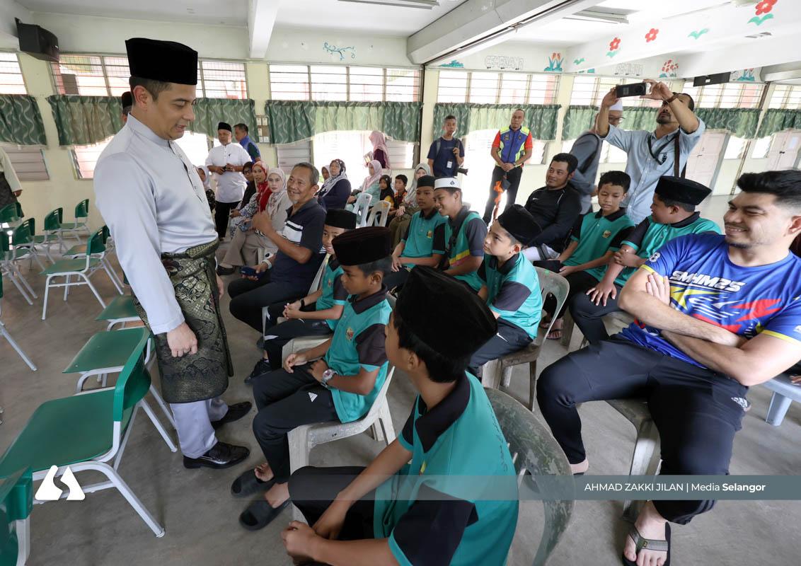 Ribut: Arahan guru 'tunduk, duduk depan' selamatkan murid dari serpihan kaca pecah