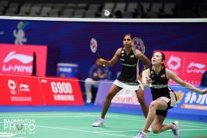 மலேசியாவின் தேசிய இரட்டையர் ஜோடியான பியெர்லி தான் - எம். தீனா இந்த சீசனின் மூன்றாவது பட்டத்தைப் பெறுவதற்கு ஒரு அடி நெருங்கியுள்ளது