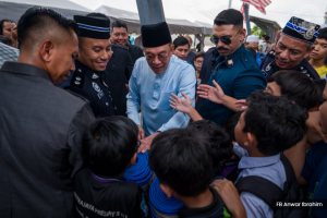 内阁建议3措施应对校园安全  拟禁16岁以下学生用智能手机