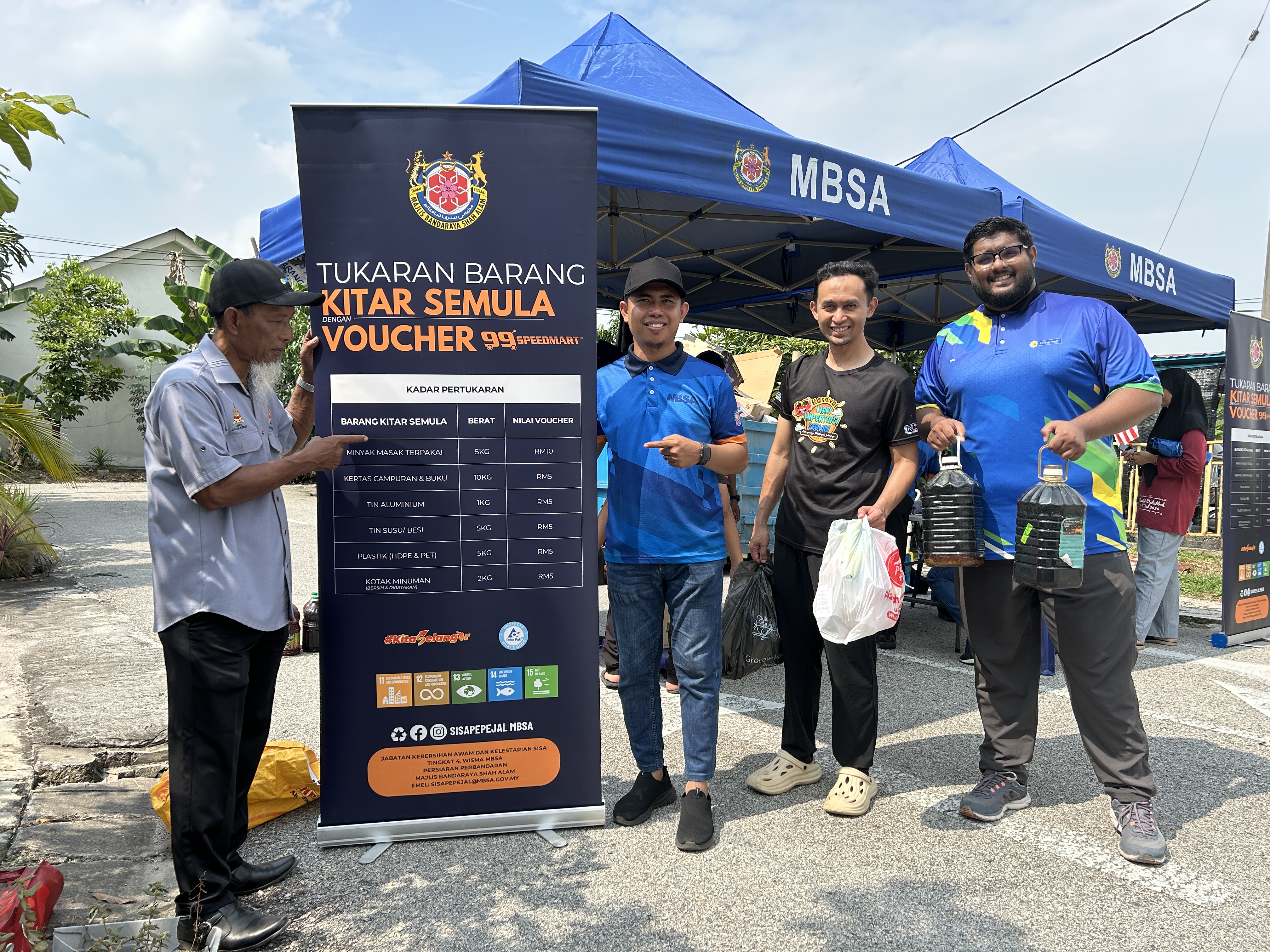 Program kitar semula MBSA meriah, tukar minyak masak terpakai dapat duit 