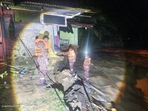 Sebahagian rumah runtuh akibat arus deras sungai, tujuh sekeluarga selamat