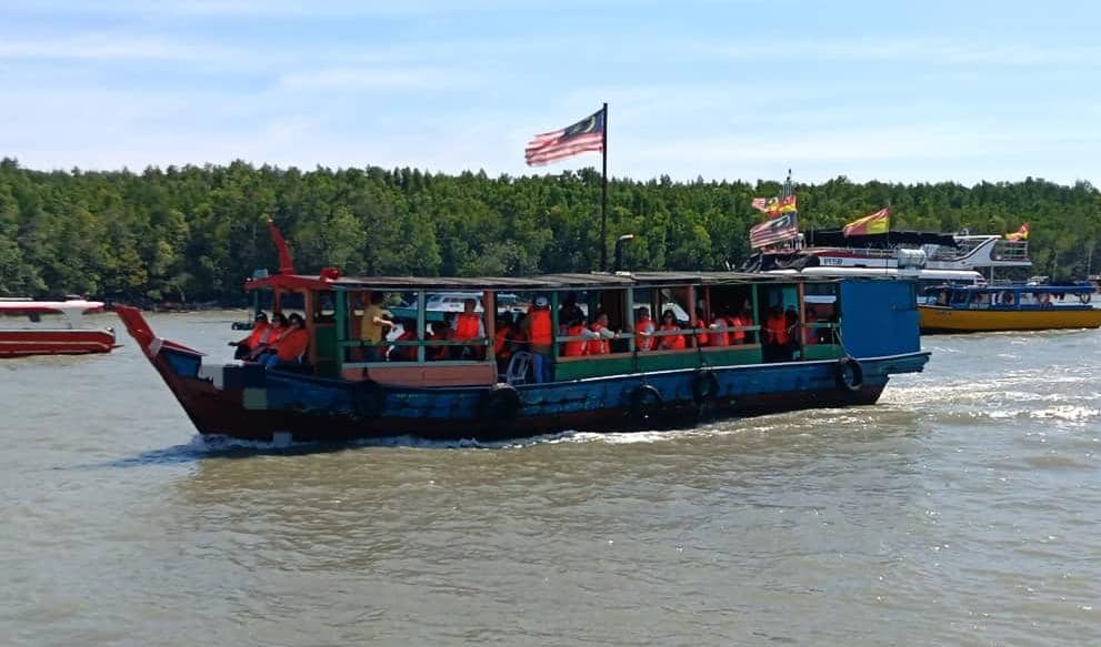 Maritim Selangor tahan bot penumpang bawa lebih muatan di Pulau Ketam