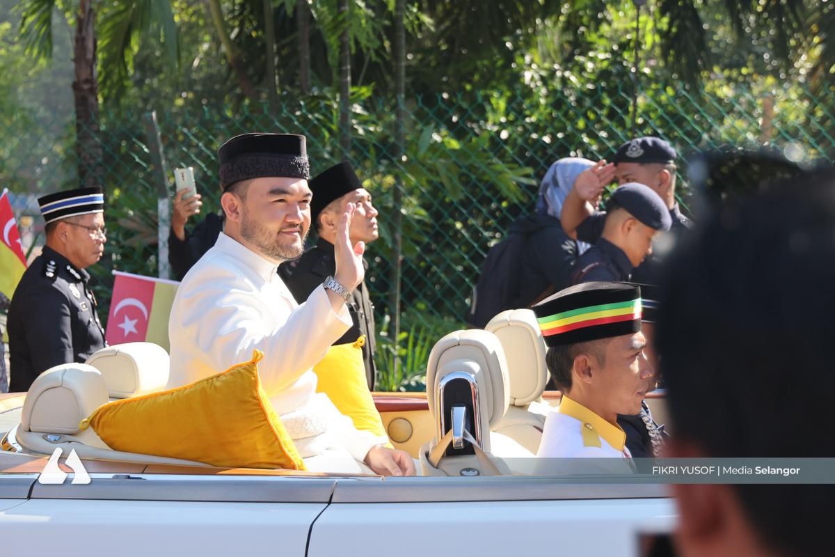 Well-wishers turn up in droves for Raja Muda Selangor’s wedding