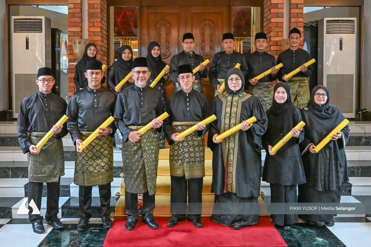 Sultan presents appointment letters for Islamic official roles