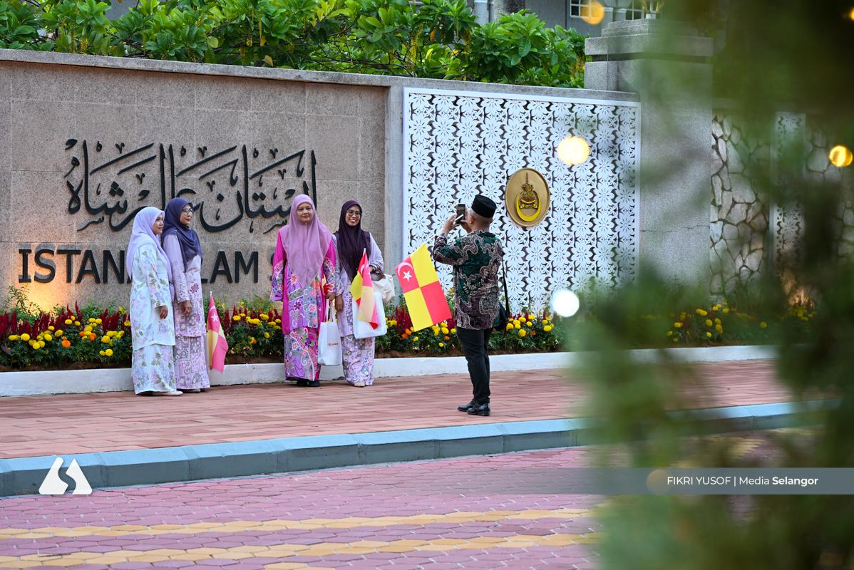 Lebih 2,000 meriahkan perarakan Istiadat Pernikahan Diraja Raja Muda Selangor