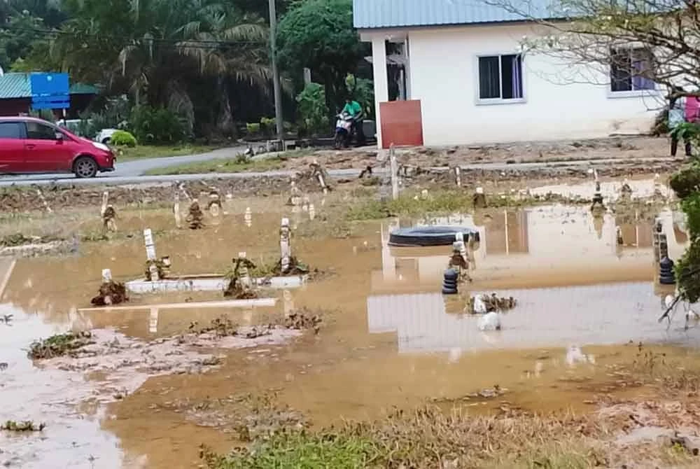 Banjir hakis tanah perkuburan, jenazah hanyut dibawa arus deras