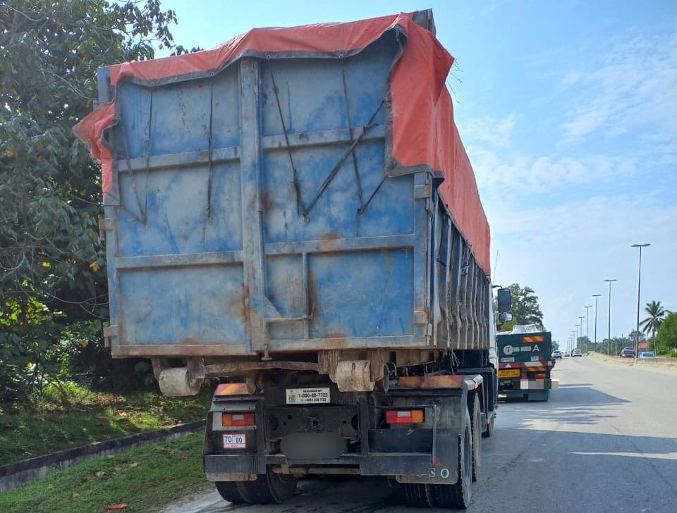 சாலை பாதுகாப்பு சோதனையில் 50% அதிகமான சுமையை ஏற்றிச் சென்ற 19 லாரிகள் பறிமுதல்