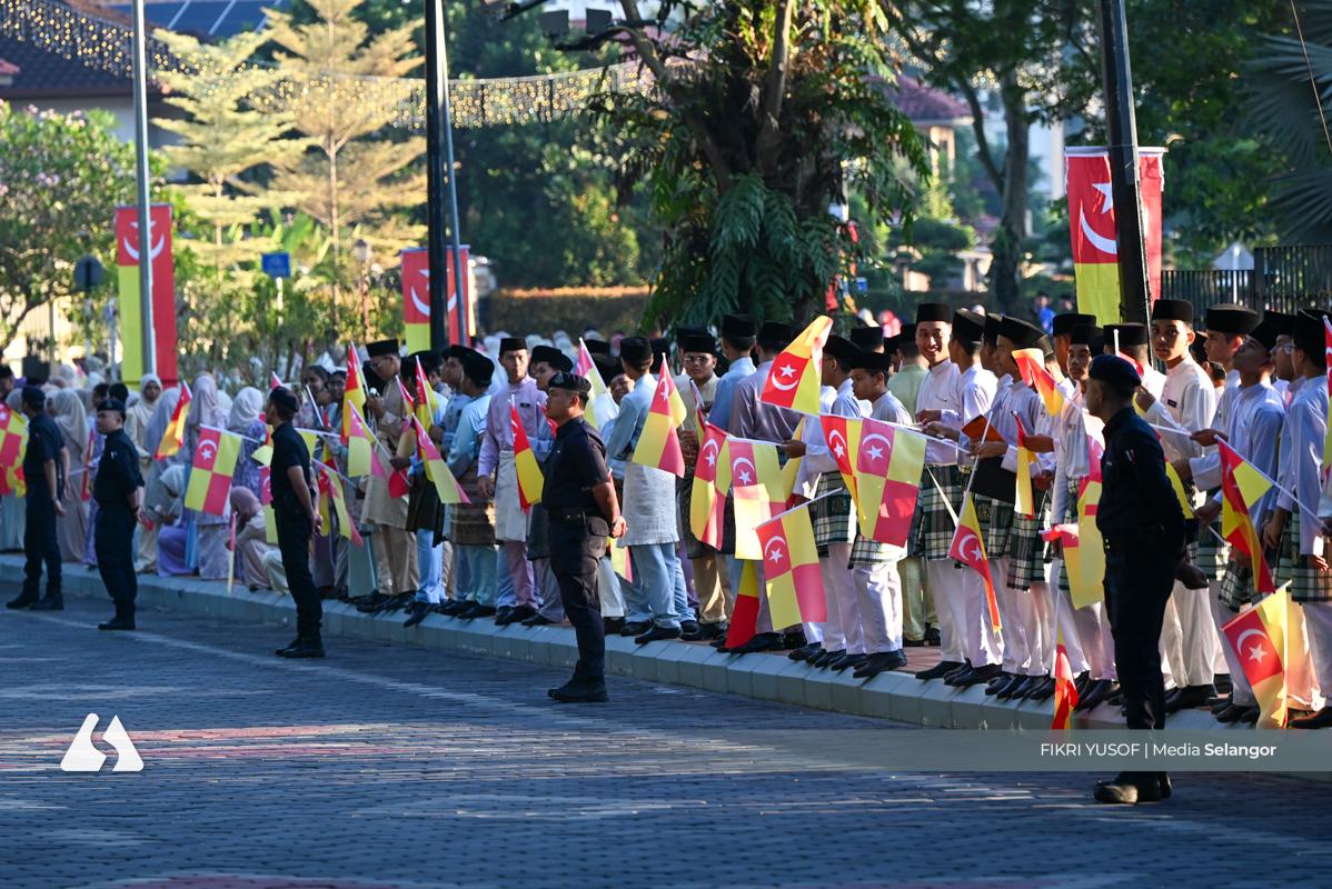 Well-wishers turn up in droves for Raja Muda Selangor’s wedding