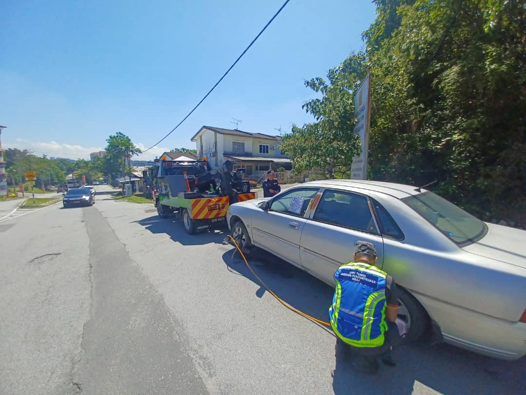 【专题：谁来清走废车？1/4】废车拖不动，塞爆车库！ 程序繁琐考验地方政府