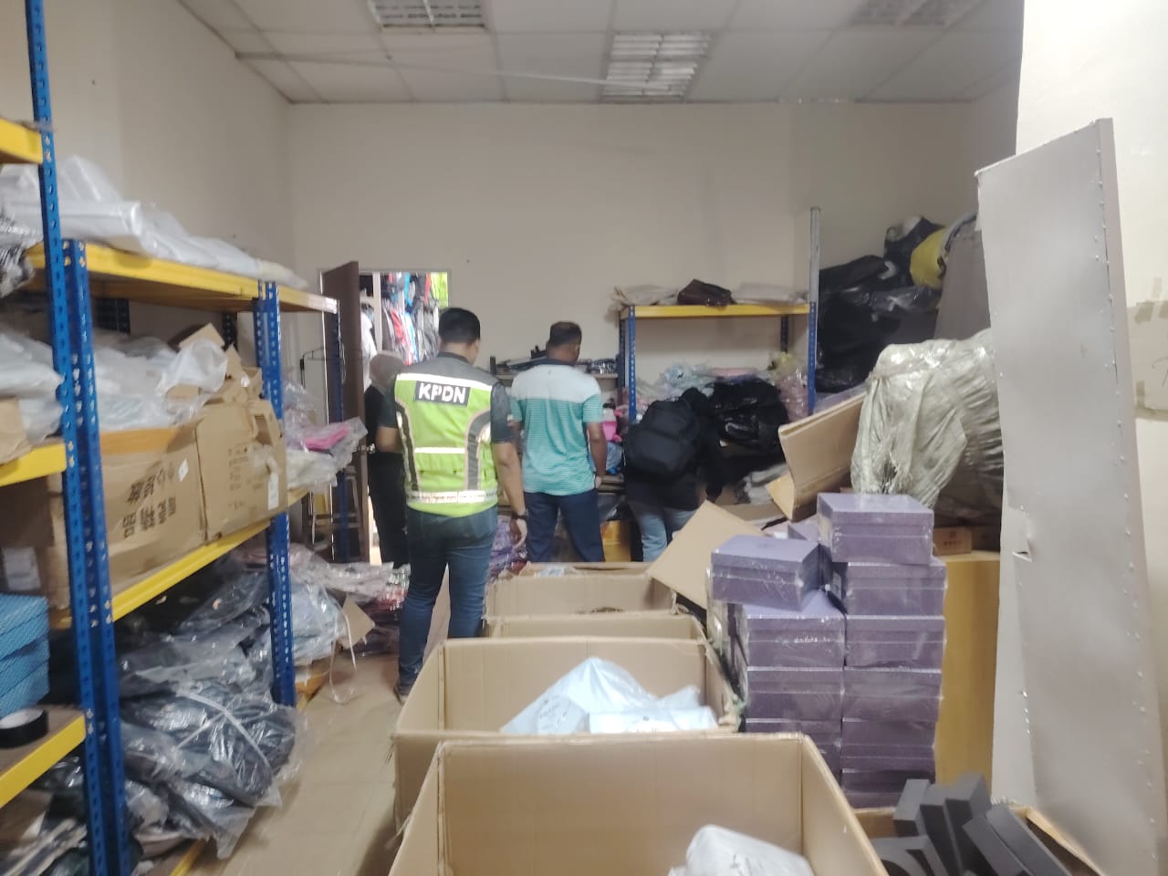 KPDN serbu empat stor simpang barangan tiruan di Jalan Petaling