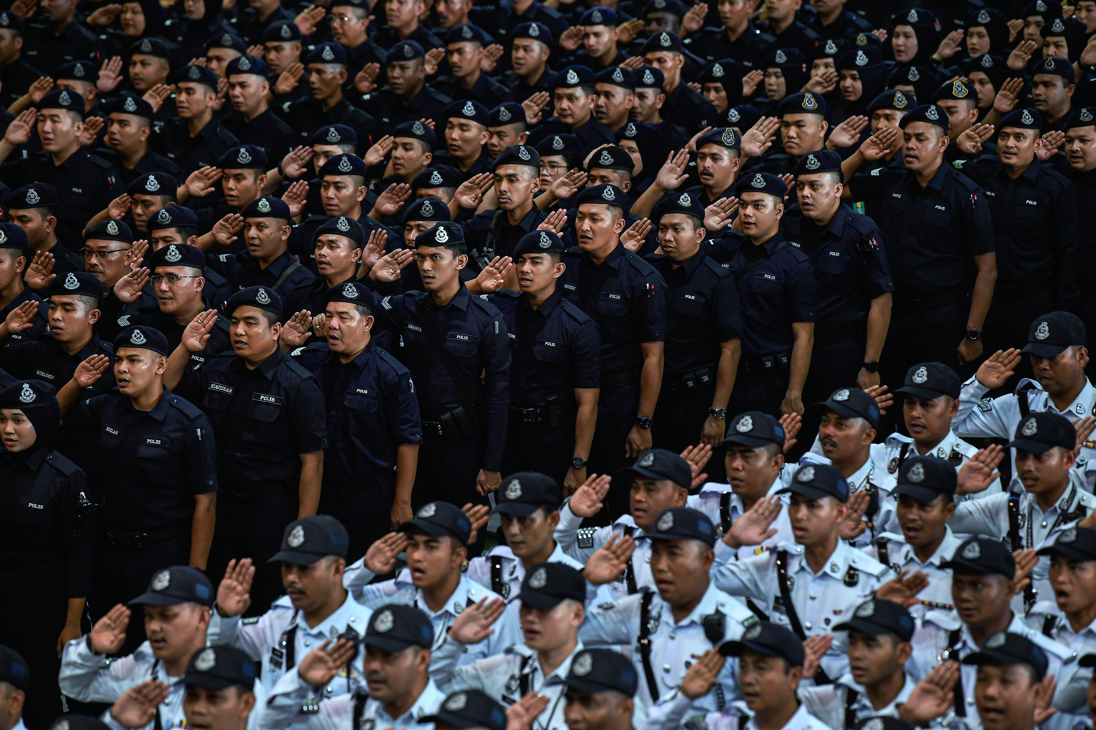 Isu tuntutan upah jahit uniform, Bukit Aman jamin percepat proses bayaran