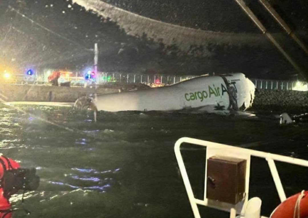 抵港货机降落冲出跑道   疑撞地勤车致2人坠海失踪
