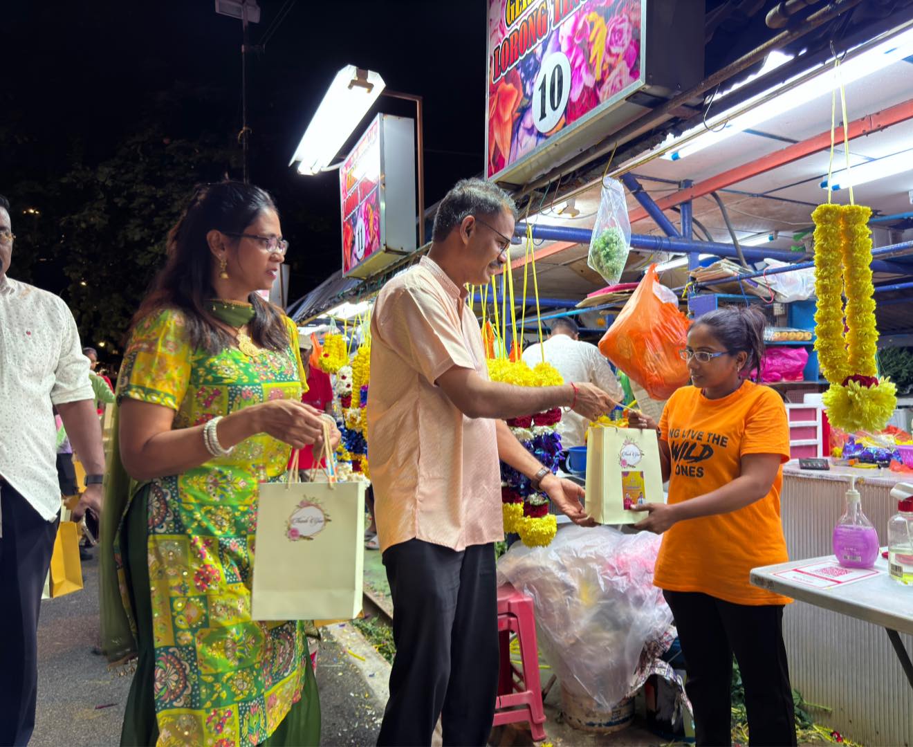 தீபாவளிக்கு பாப்பா ராய்டுவின் விஜயம் ஜாலான் தெங்கு கிளானாவில் பண்டிகையை  ஆனந்தப்படுத்தியது