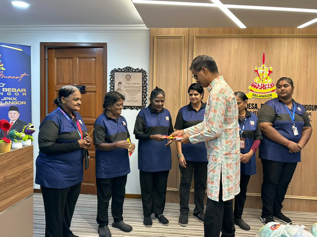 இந்திய தூய்மை பணியாளர்களுக்கு உணவு கூடை வழங்கும் நிகழ்வு