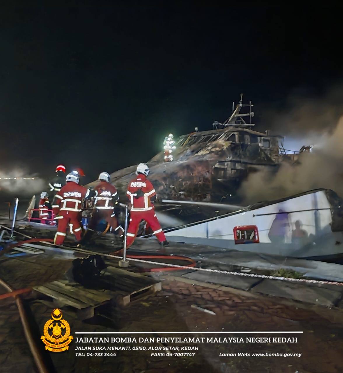 Tiga bot feri hangus dalam kebakaran di Langkawi