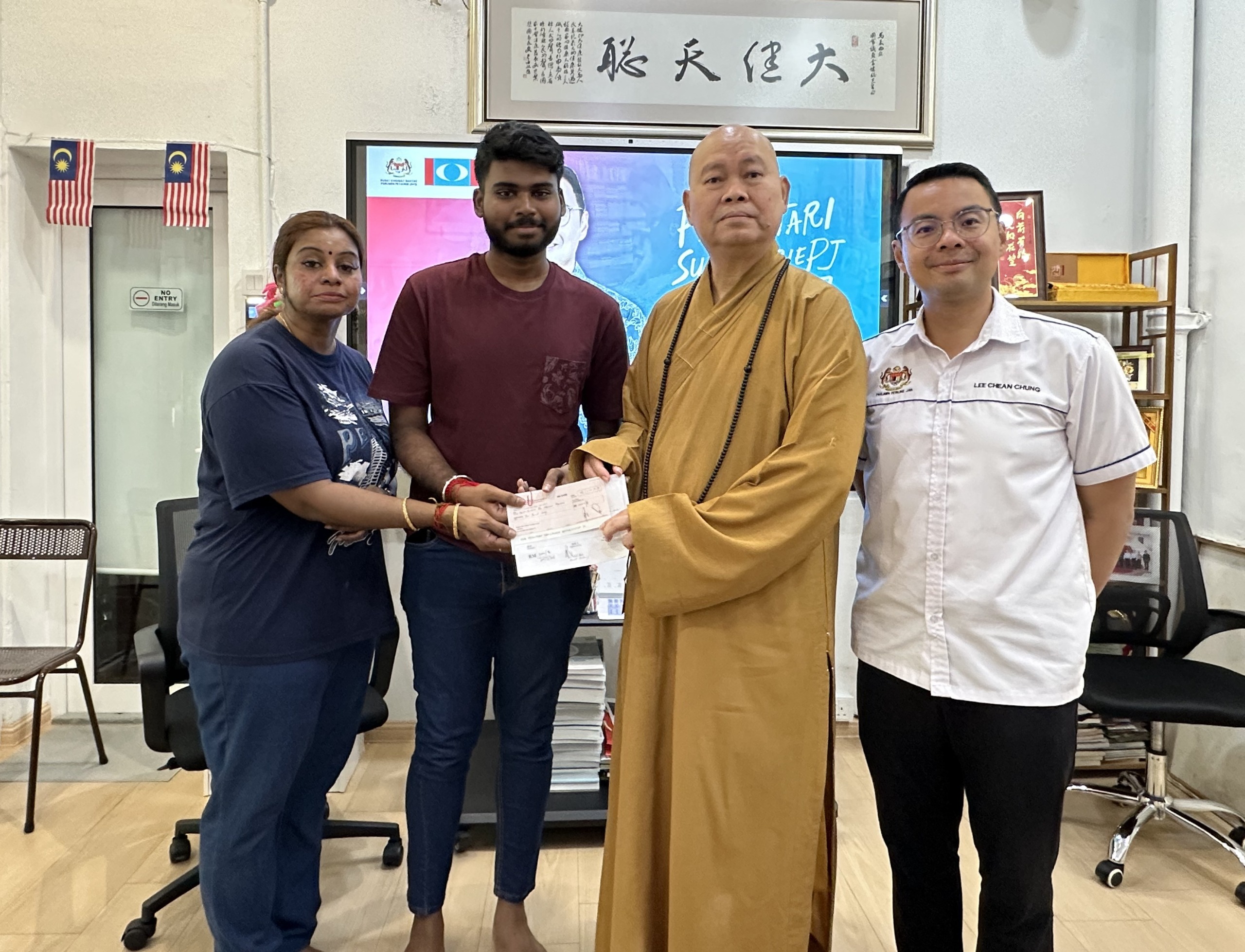 李健聪偕观音亭基金会   资助4贫户大学生7600令吉