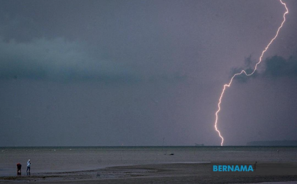 Stay alert, stock up: Selangorians warned of heavy rain from November