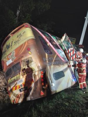 长巴失控撞柱酿1死28伤   警方：建筑工人头部重创身亡