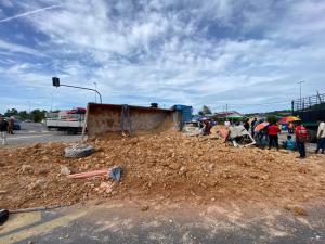 Lori tanah rempuh lori sampah, dua kereta 'terseret', enam cedera