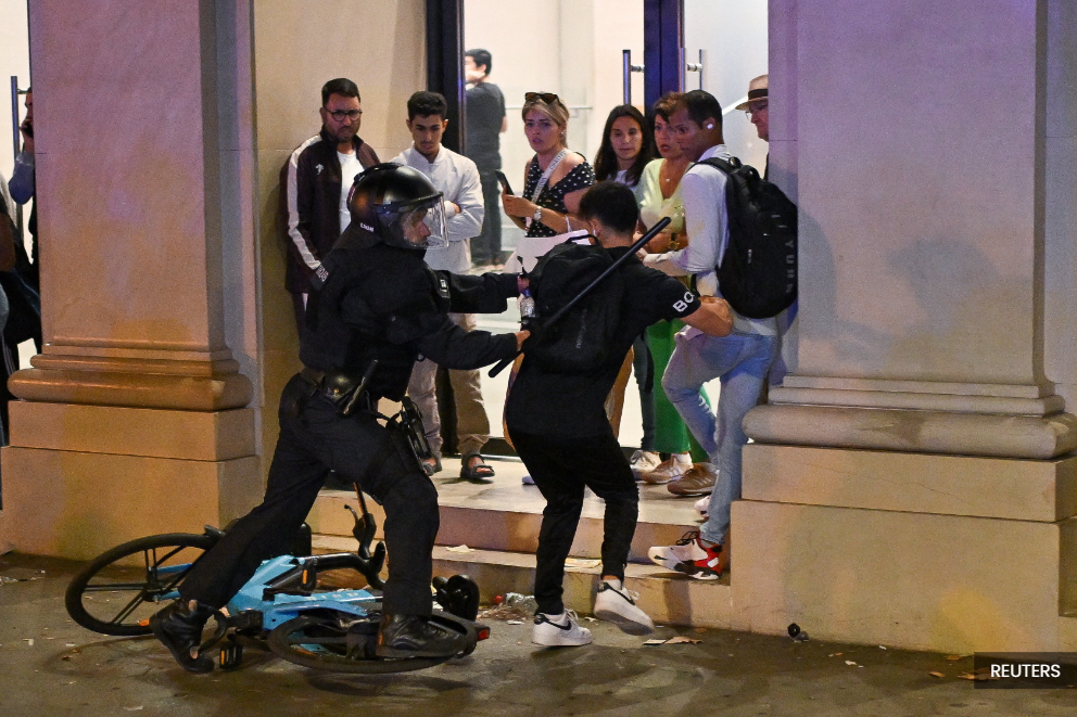 Eight arrested, 20 police hurt in clashes at Spanish Palestine march