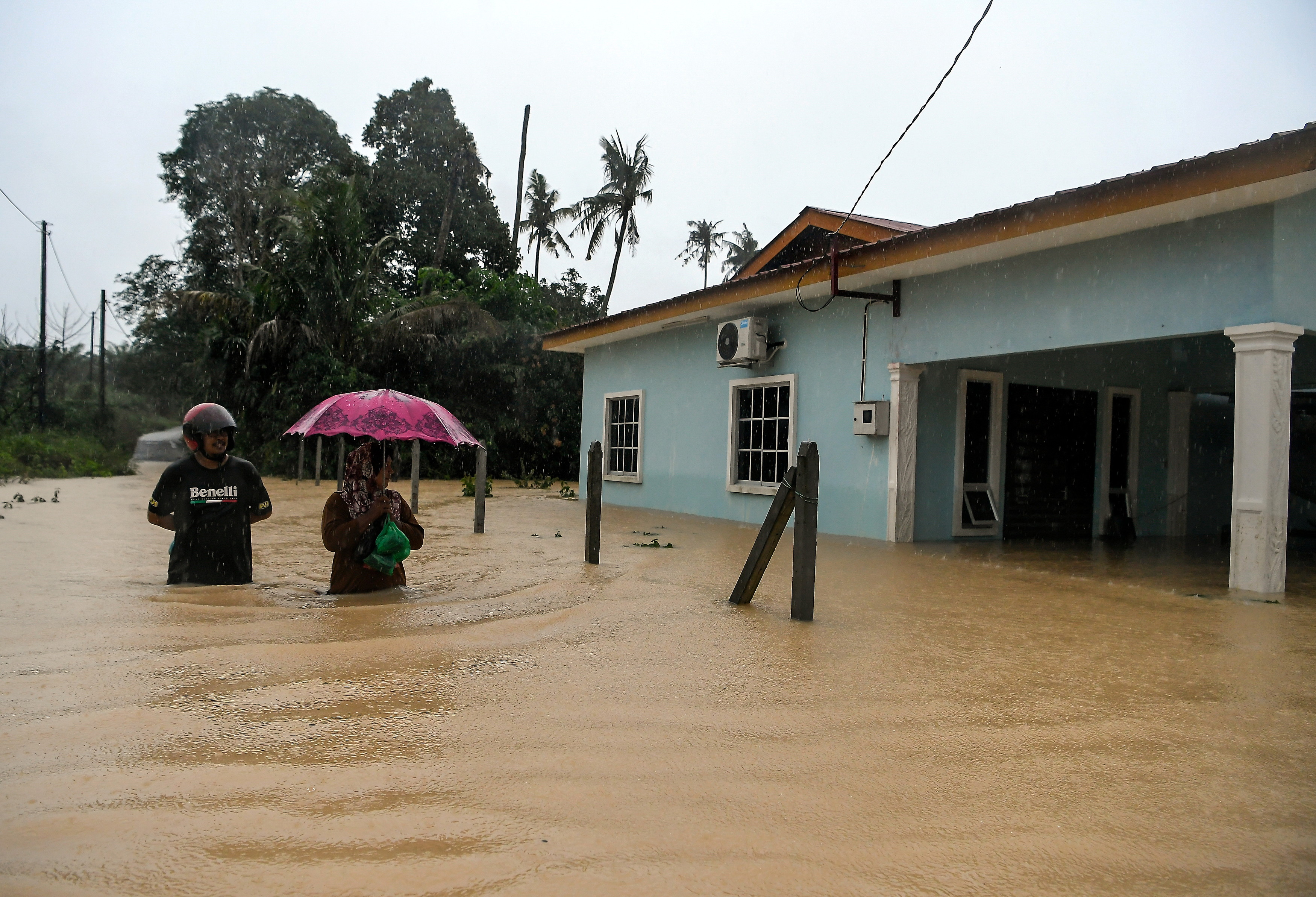 Floods worsen in northern peninsula, evacuee toll nears 6,000