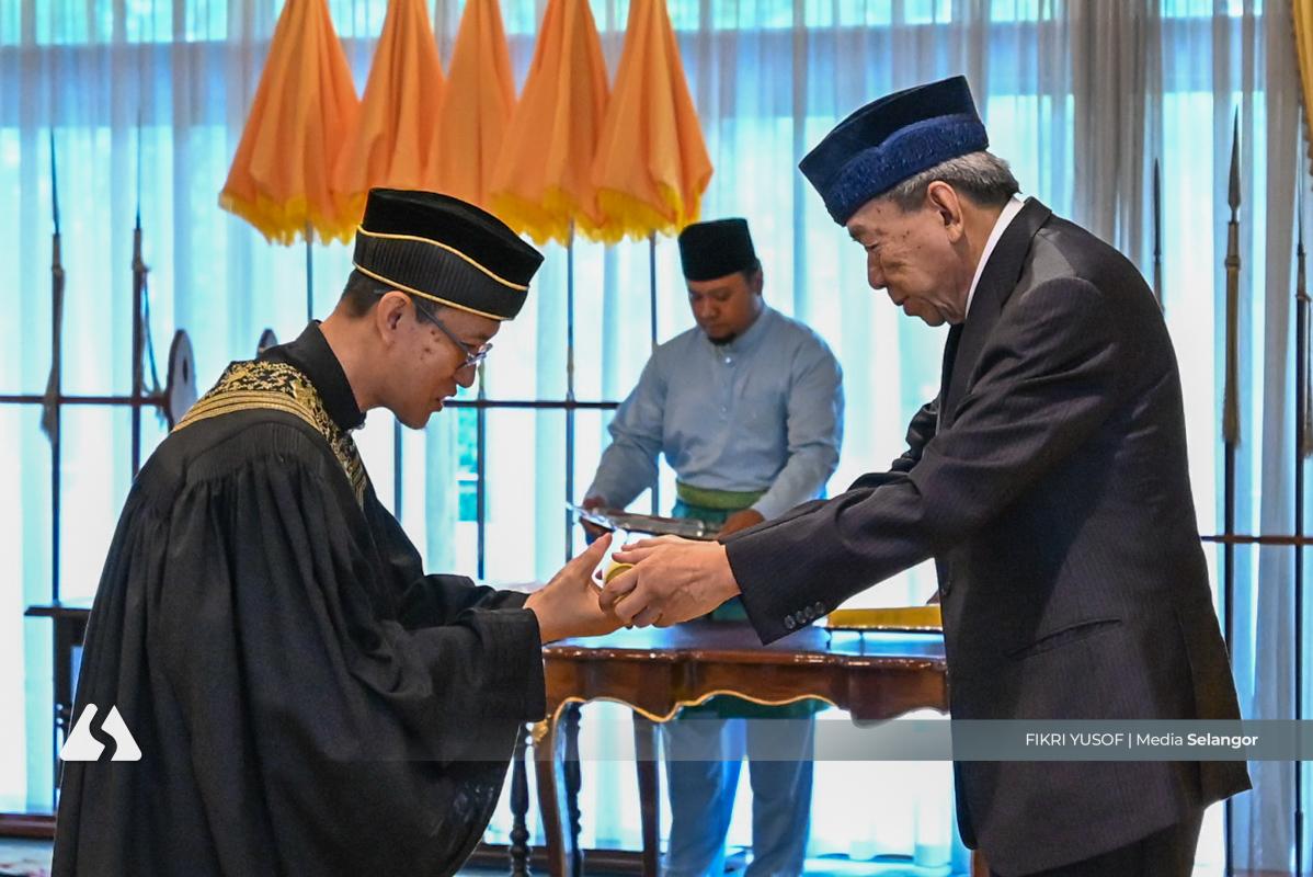 Sultan Selangor serah watikah kepada 17 individu termasuk ketua hakim syarie