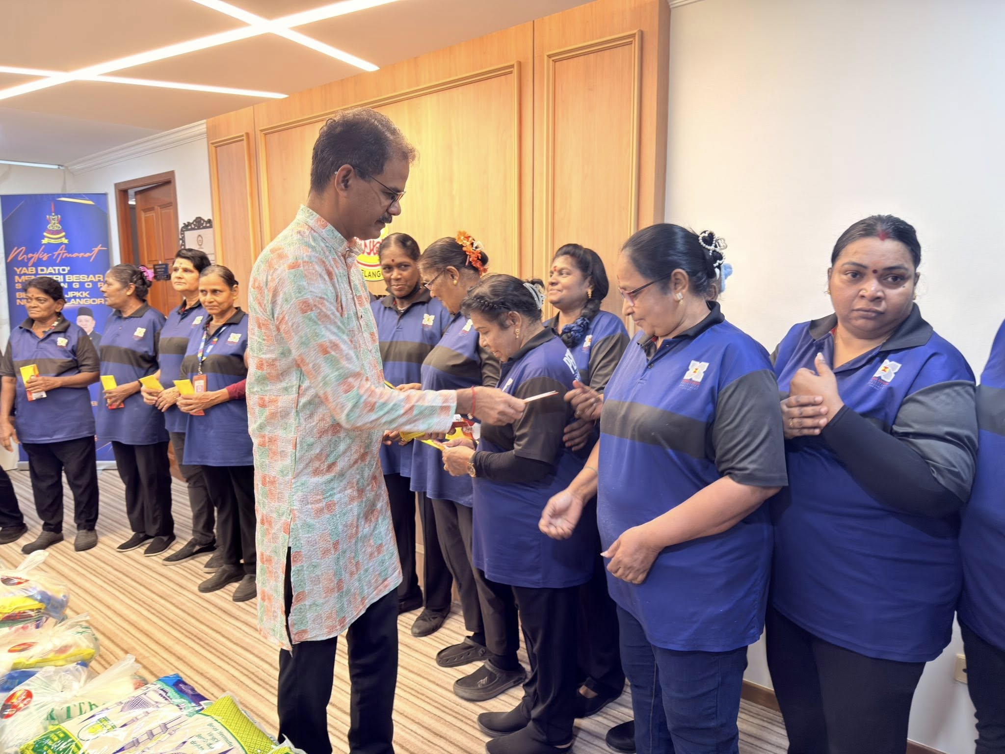 Kerajaan Selangor hulur sumbangan Deepavali kepada pekerja pembersihan Bangunan SUK