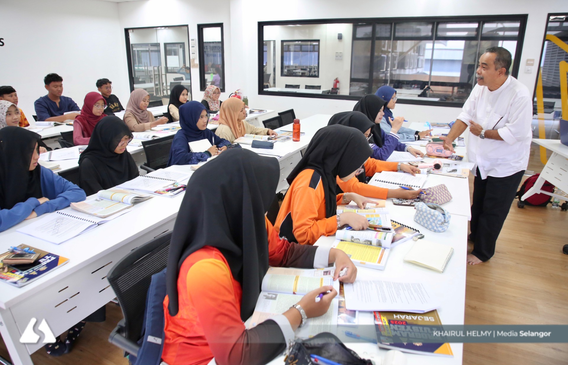 Dari bilik darjah ke perpustakaan, bekas pengetua terus curah ilmu
