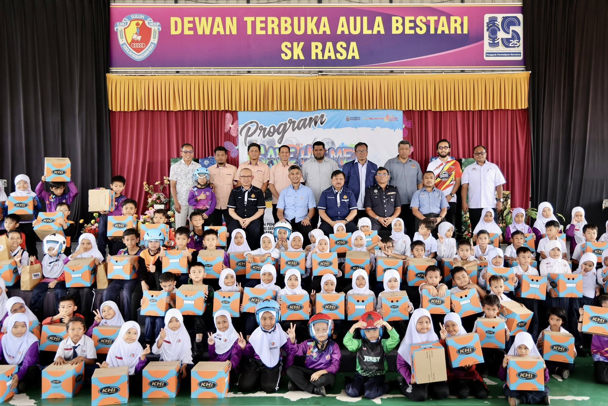 雪陆交局派头盔予学子   助灌输安全驾驶意识