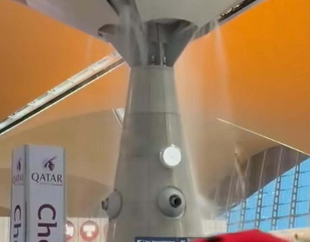 KLIA-வில் புயலால் கூரையில் இருந்து தண்ணீர் கசிவு 